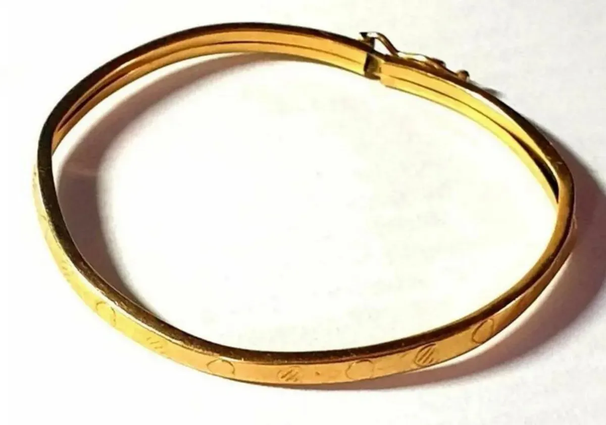 Vintage 9ct Gold Childs Patterned Bangle - Image 2
