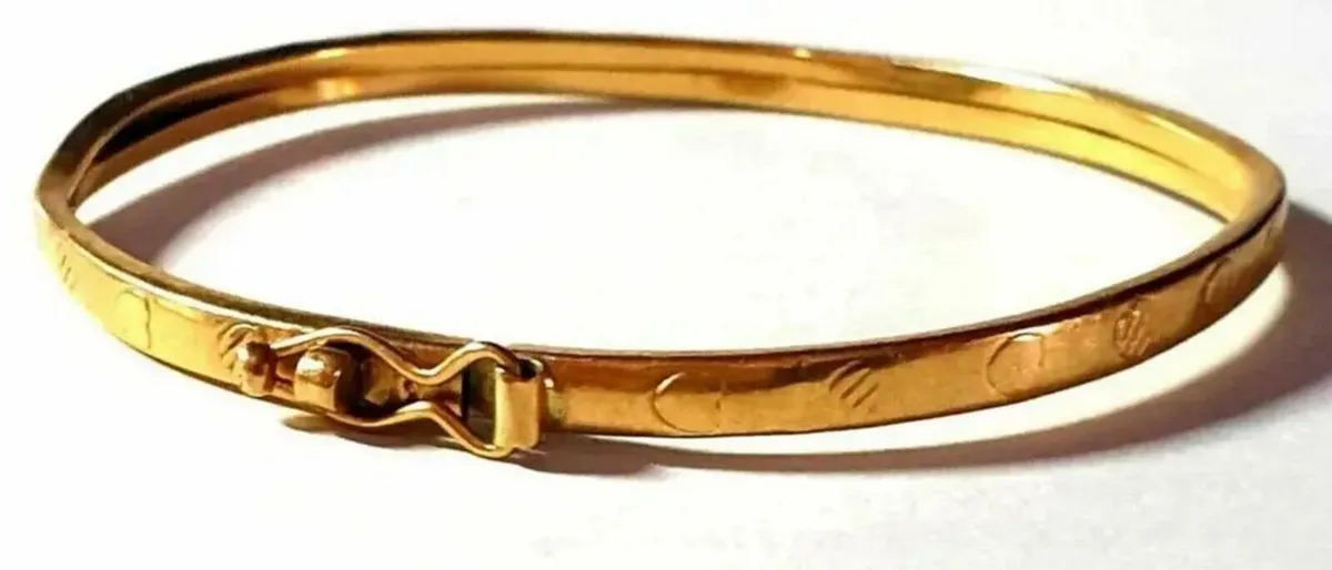 Vintage 9ct Gold Childs Patterned Bangle - Image 3