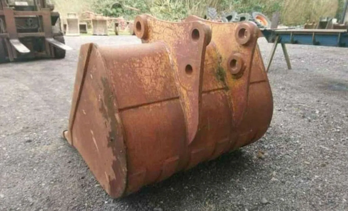 3 FOOT DIGGER BUCKET ( 50mm pins ) - Image 2