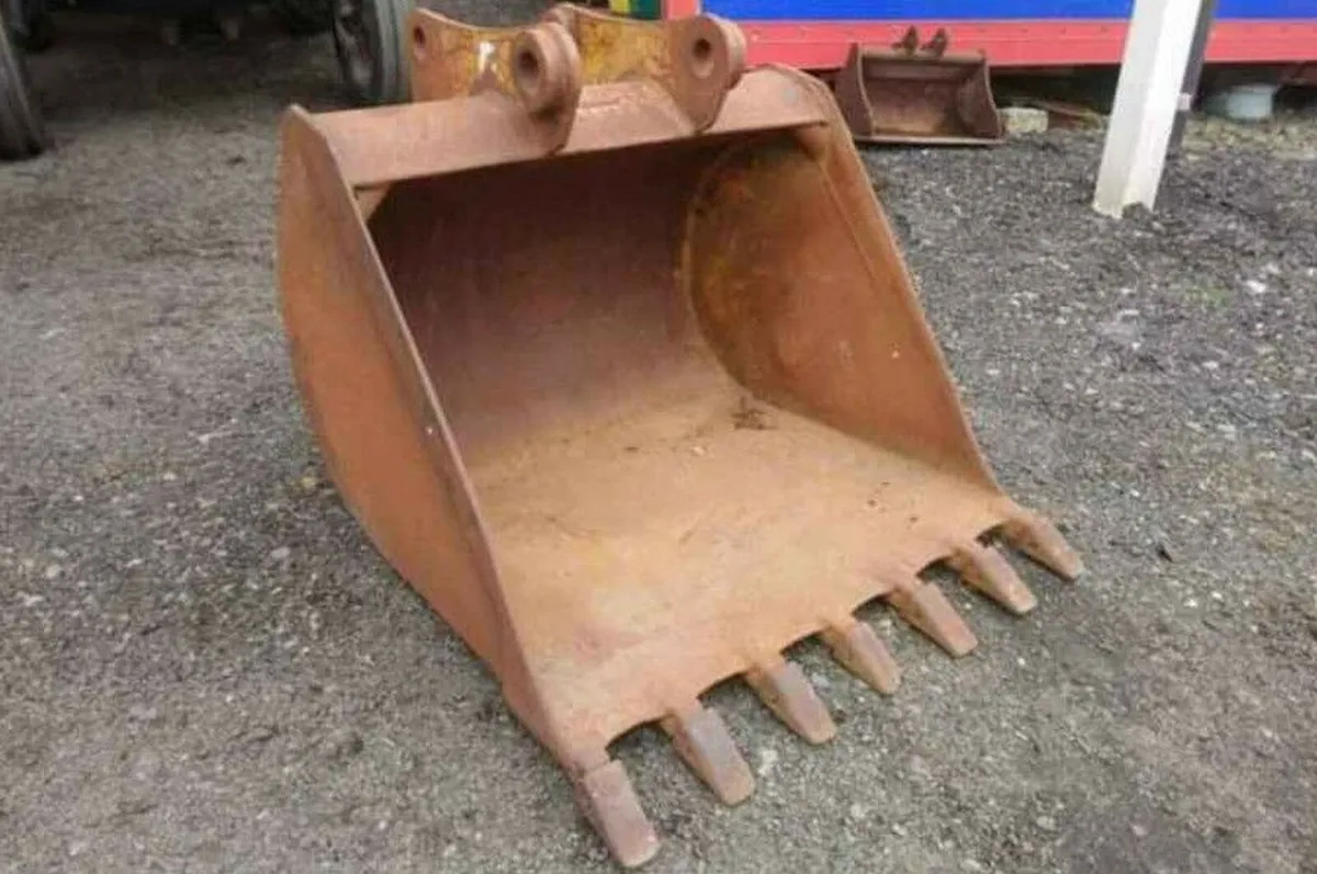 3 FOOT DIGGER BUCKET ( 50mm pins ) - Image 1