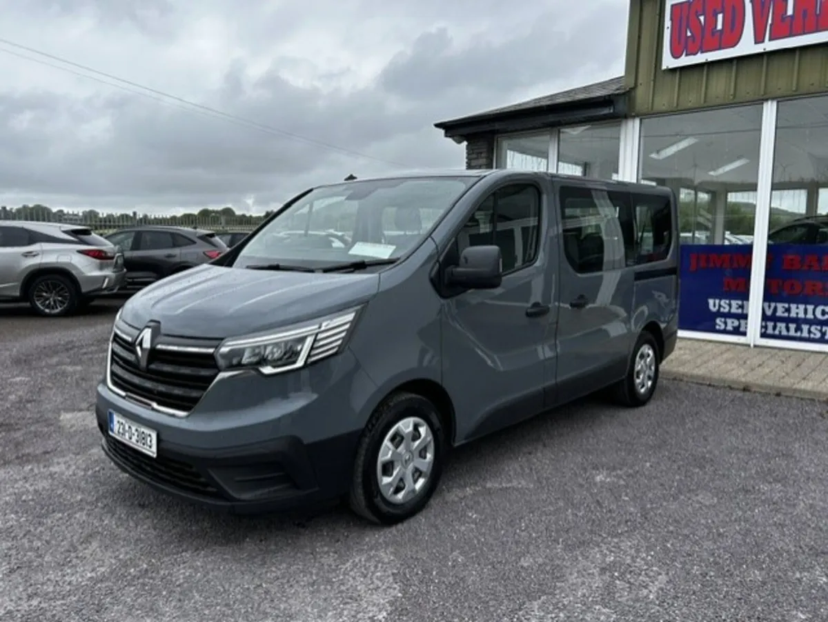 Renault Trafic 9 SEATER 2023 - Image 2