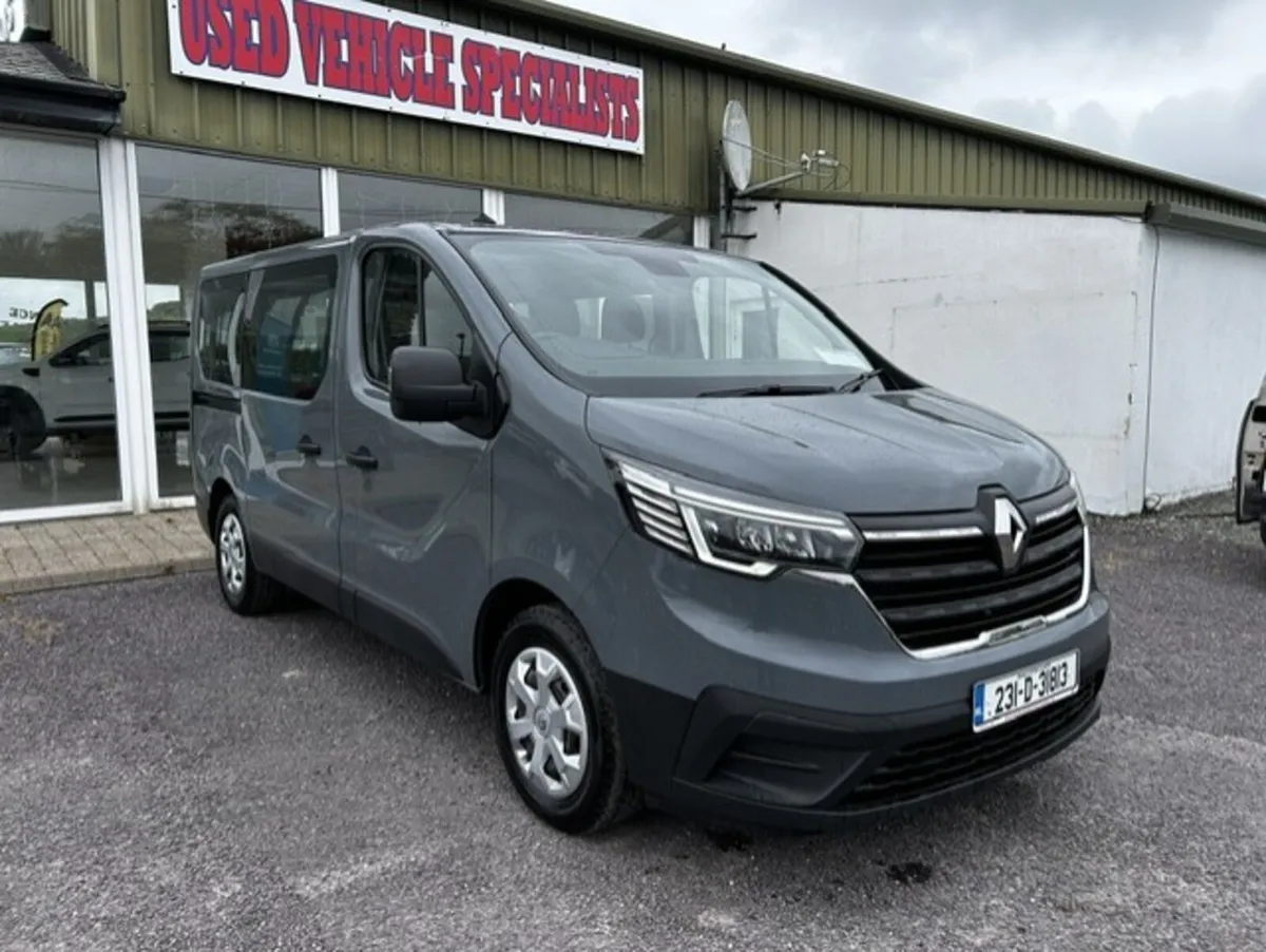 Renault Trafic 9 SEATER 2023 - Image 1