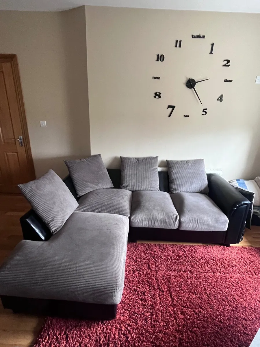 Suite of furniture - Image 1