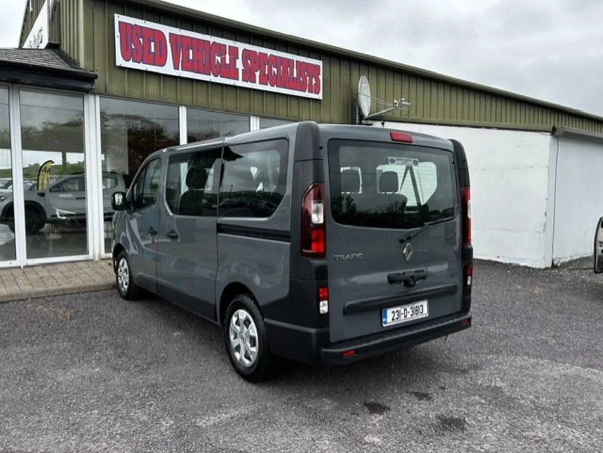 Renault Trafic 9 SEATER 2023 - Image 4