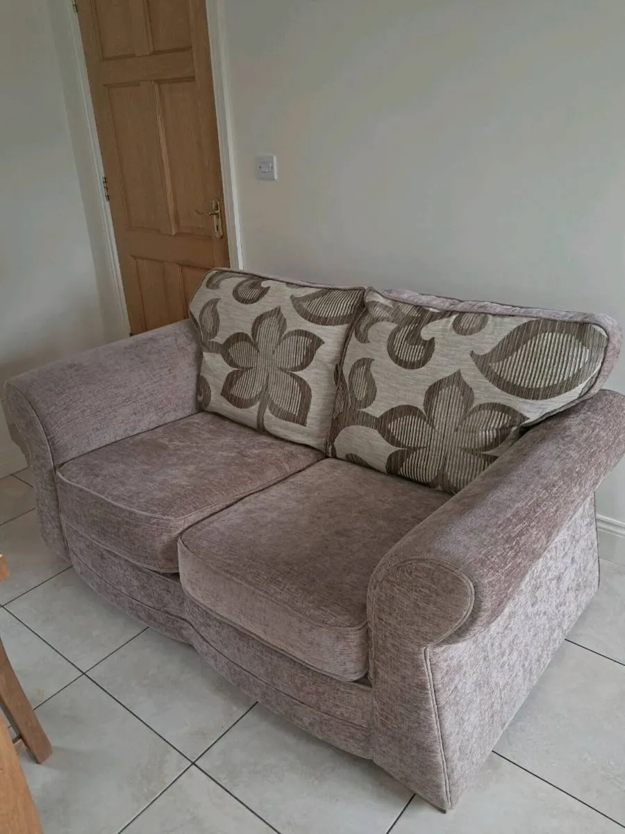 2 seater couch - Image 1