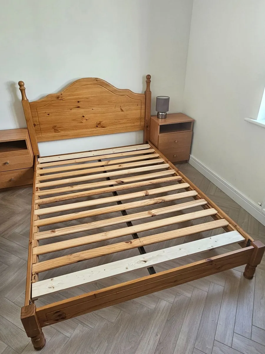 Wood frame double bed - Image 1