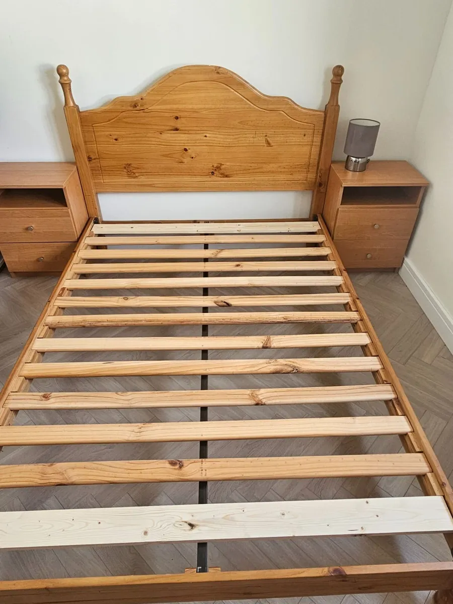 Wood frame double bed - Image 2