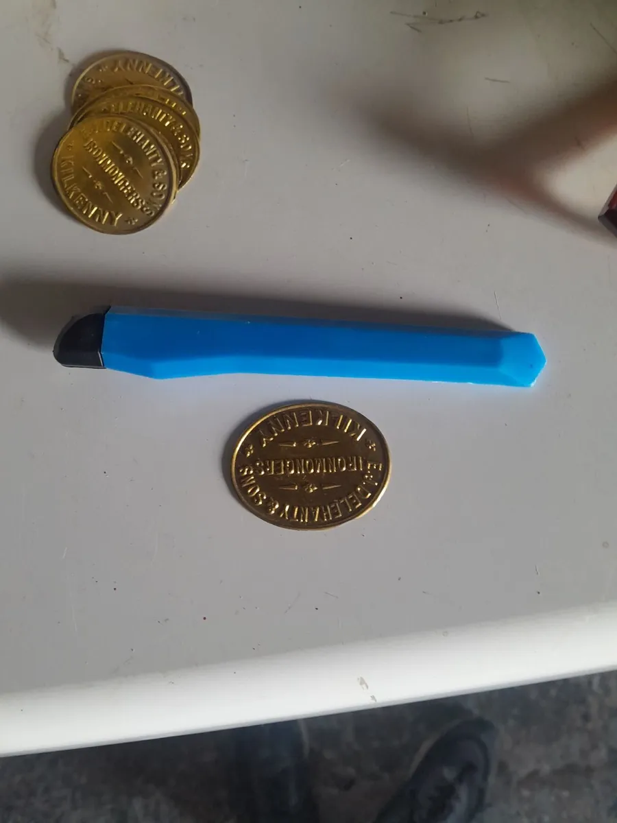 Six small brass  name plates - Image 3