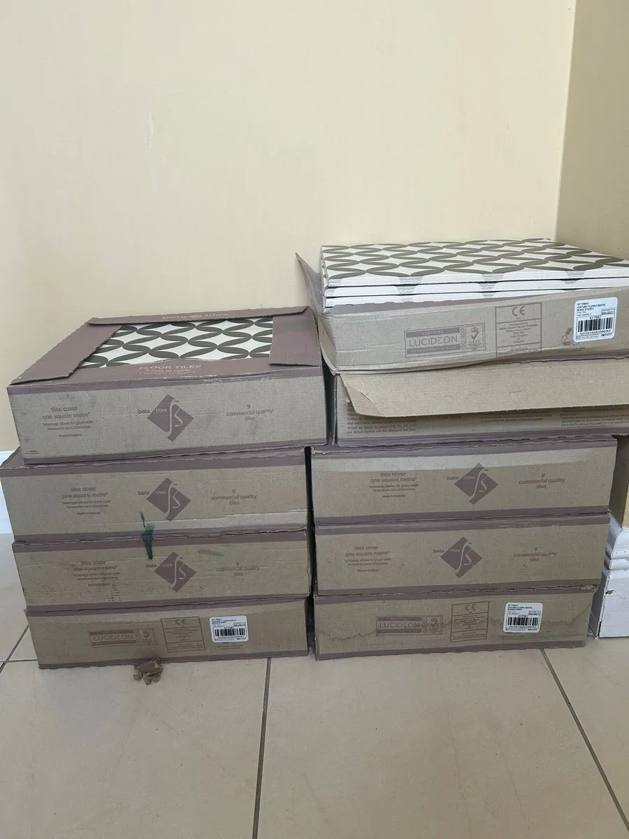 Floor Tiles Black and Ivory 300x 300mm - Image 4
