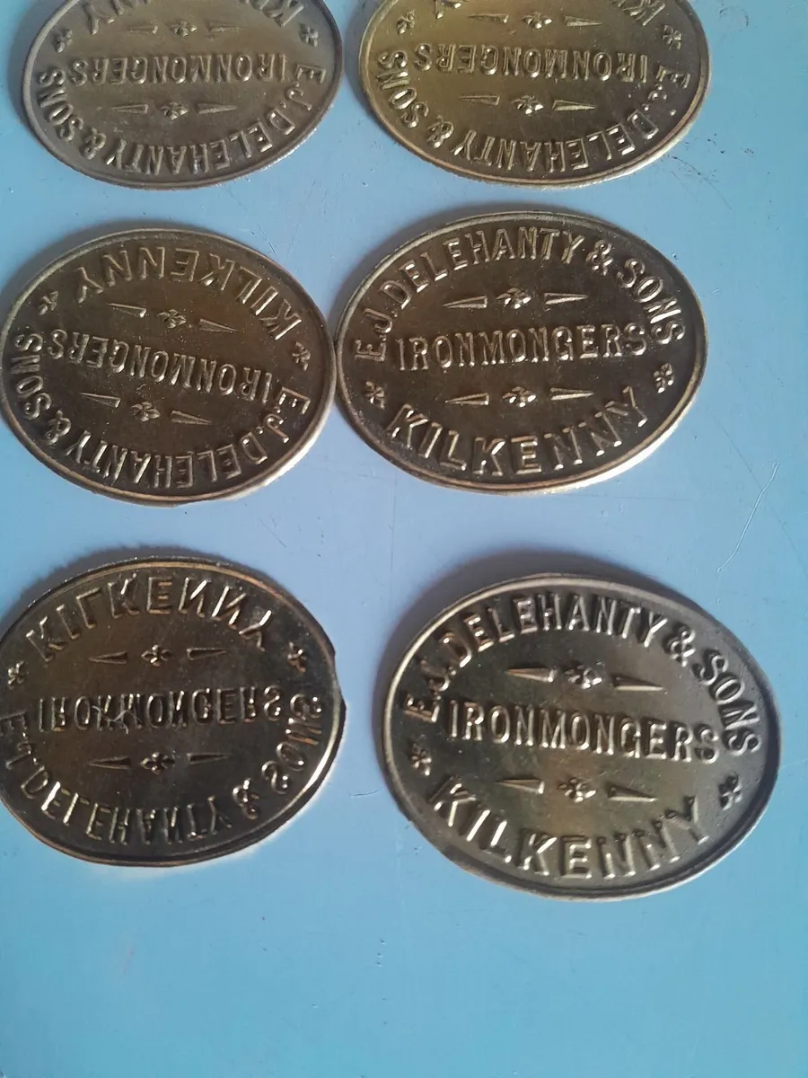 Six small brass  name plates - Image 4