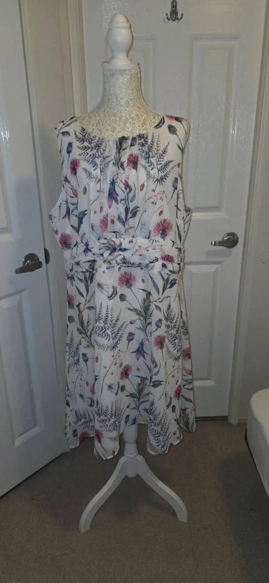 Kelly & Grace Floral Midi Dress Size 18 White Bota - Image 1