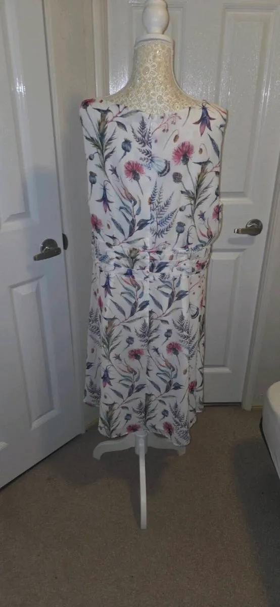 Kelly & Grace Floral Midi Dress Size 18 White Bota - Image 3