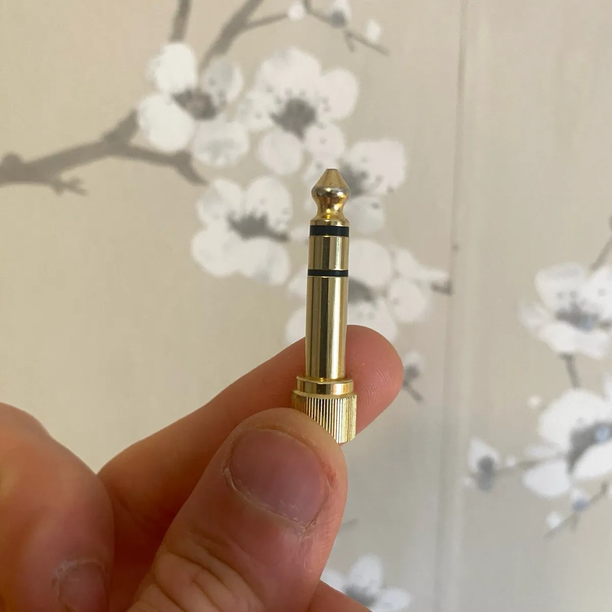 3.5mm female to 6.35mm (1/4 inch) - Image 1