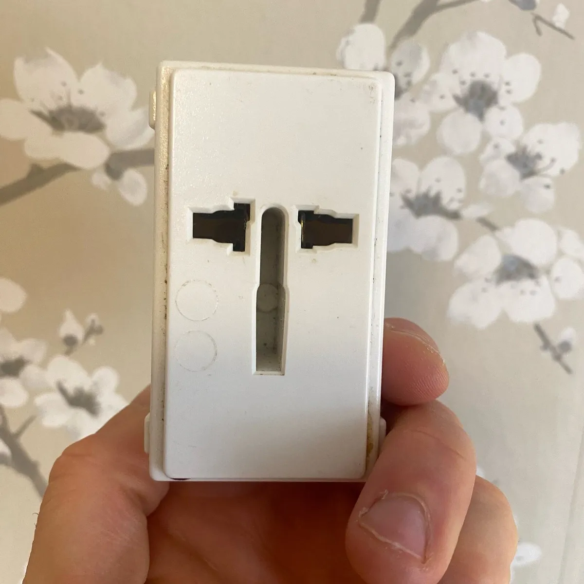 Travel adapter plug - Image 1