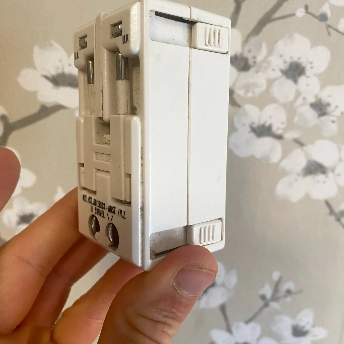 Travel adapter plug - Image 2