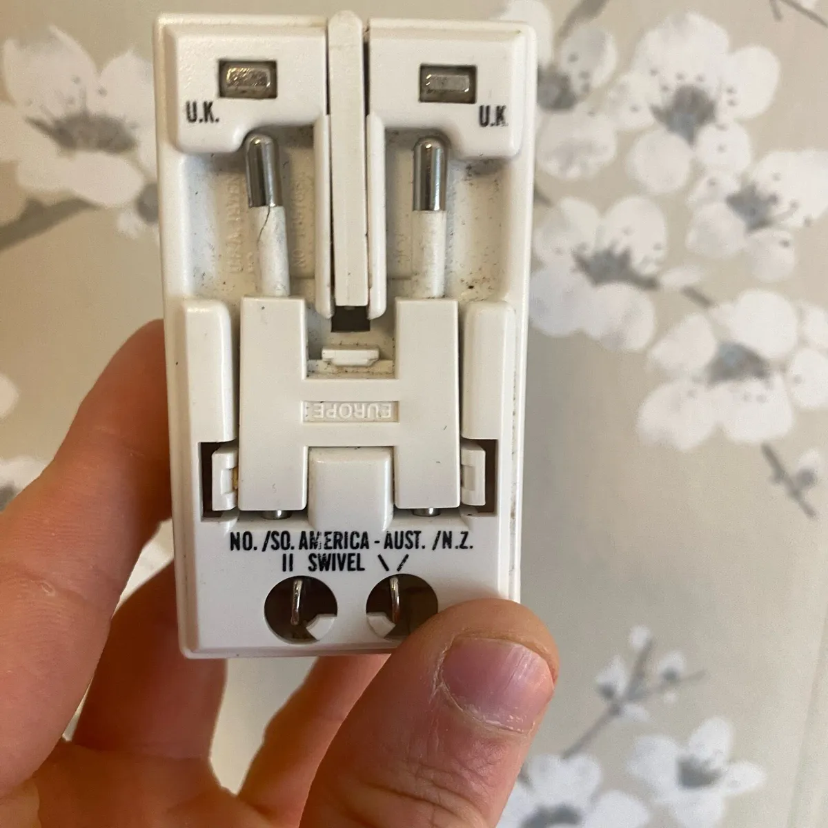 Travel adapter plug - Image 3