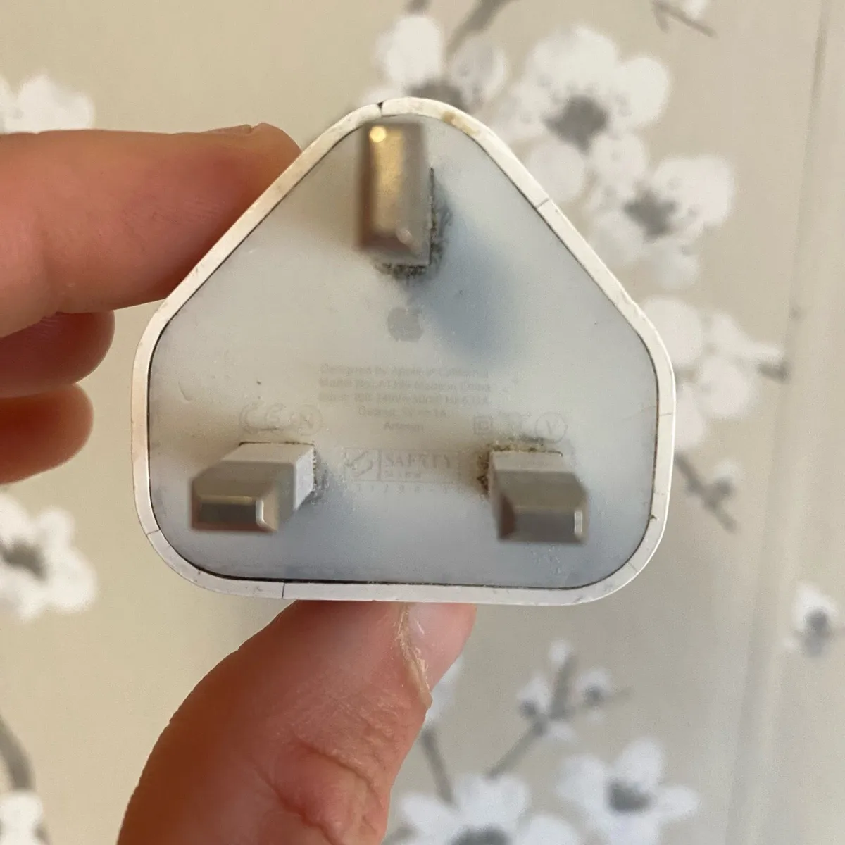 Apple charger plug - Image 2