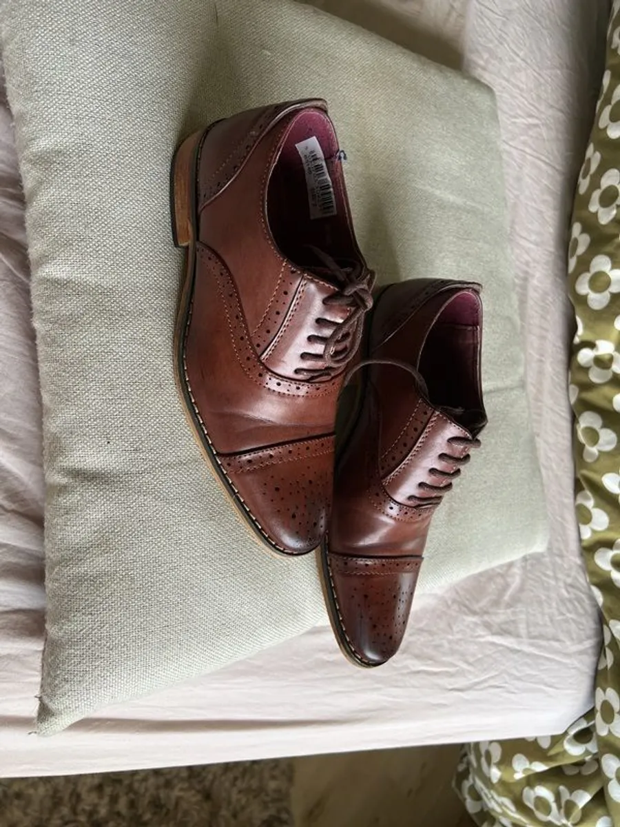 Boys shoes brown size 2 - Image 3