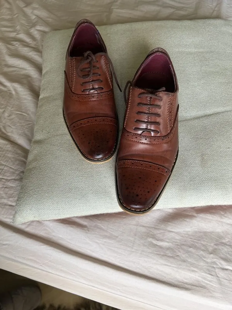 Boys shoes brown size 2 - Image 4