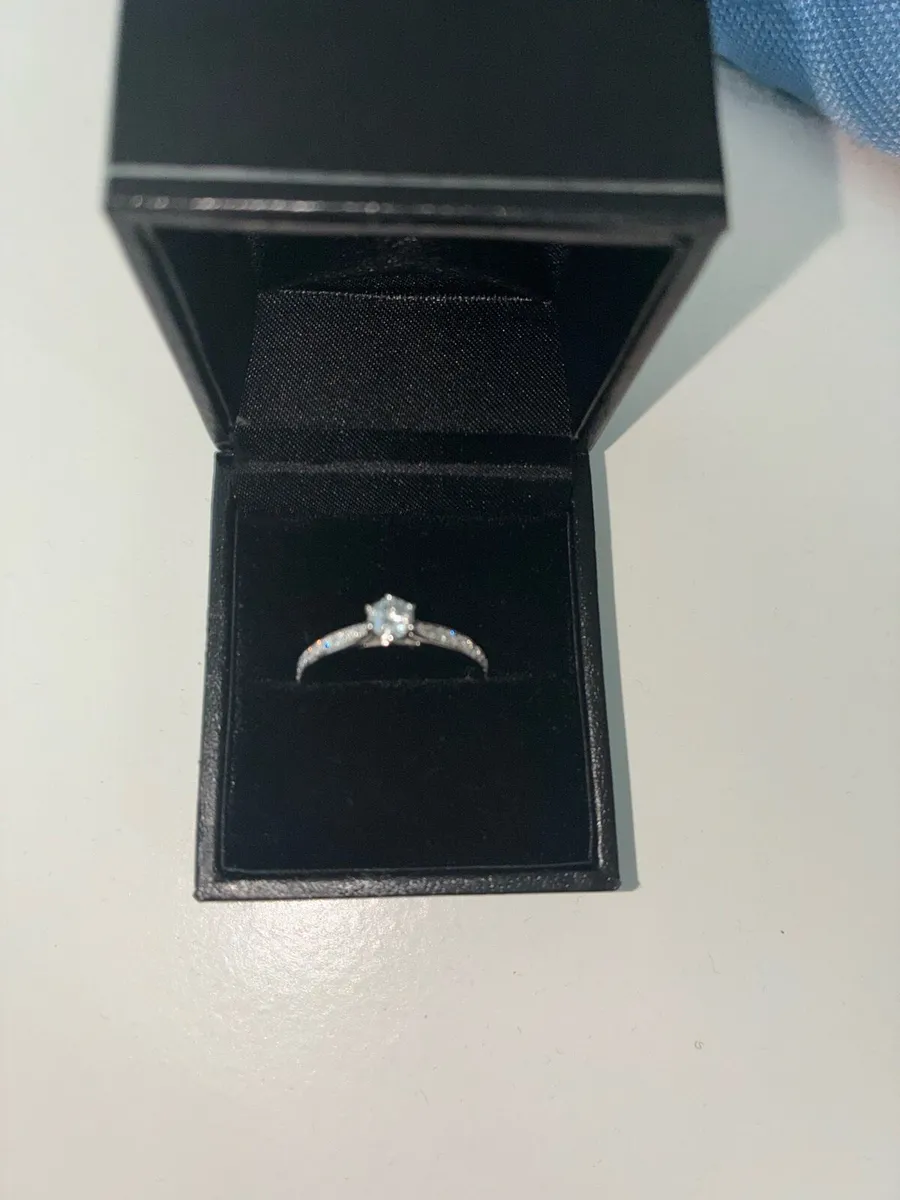 Engagement ring - Image 1