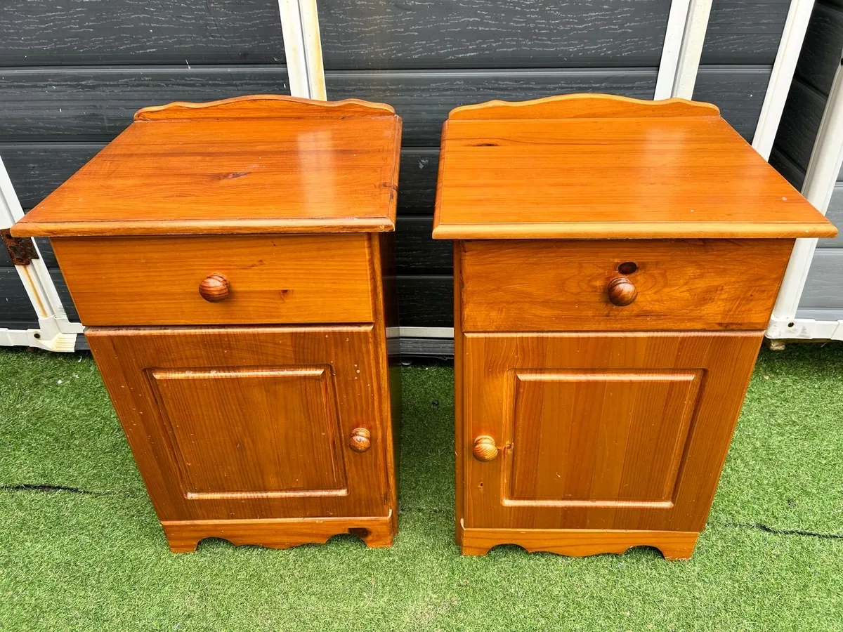 Pair of bedside lockers