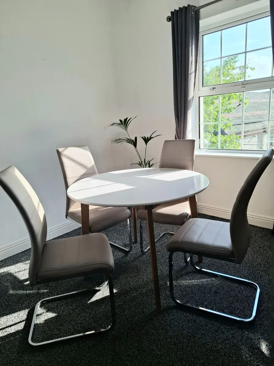 Dining table & chairs - Image 2