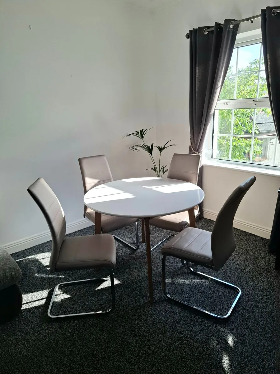 Dining table & chairs - Image 1