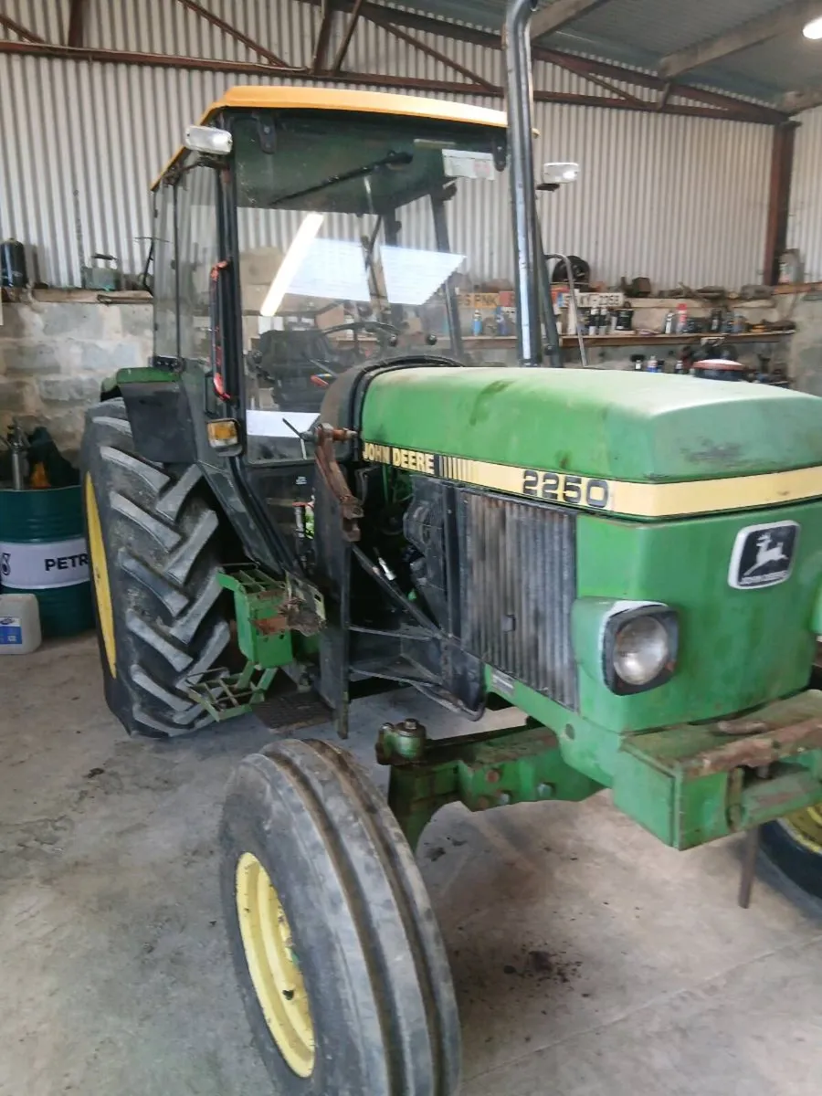 John Deere 2250   gears on floor. Taxbook - Image 1