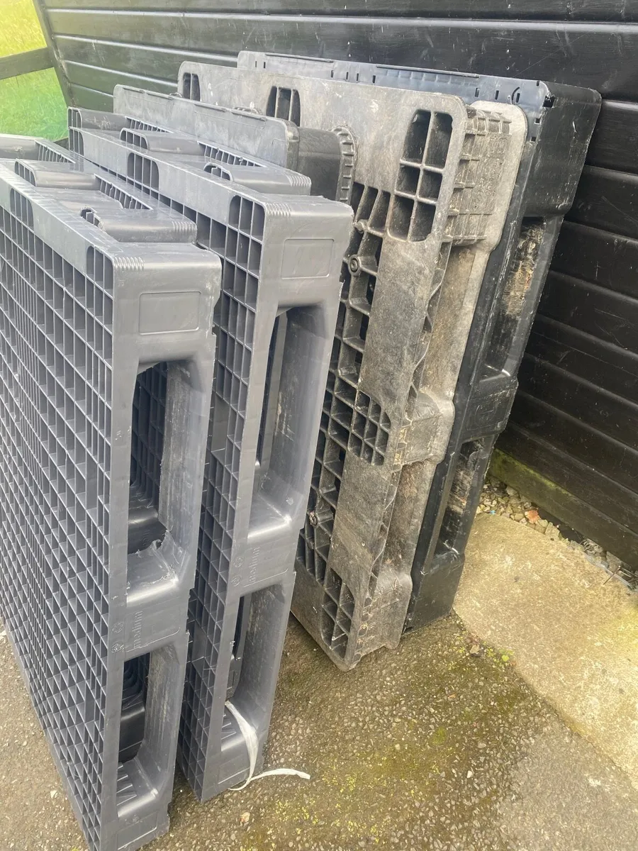 Heavy duty plastic pallets