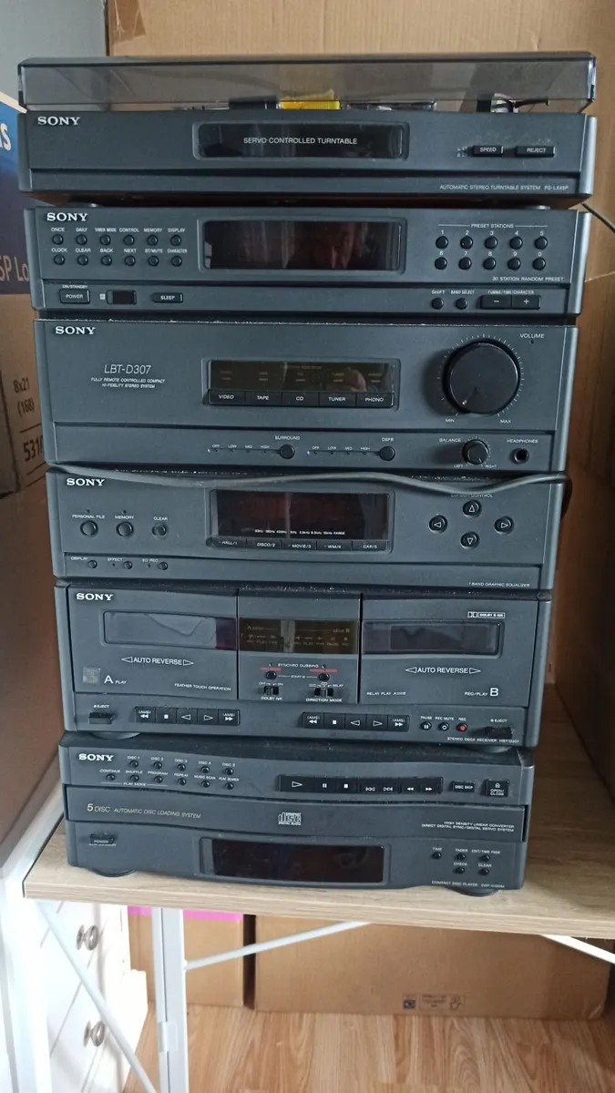 Sony stereo system with speakers - Image 1