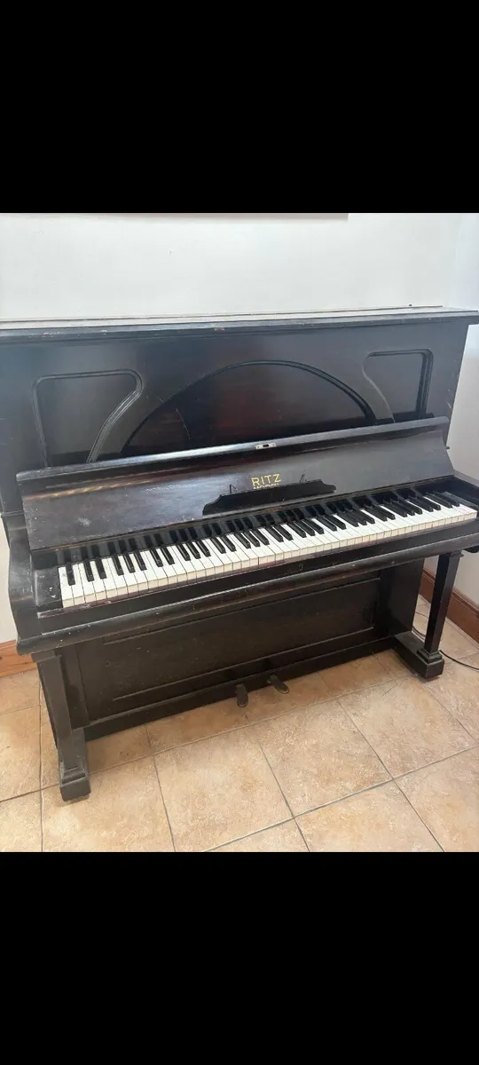 Piano , Ritz model