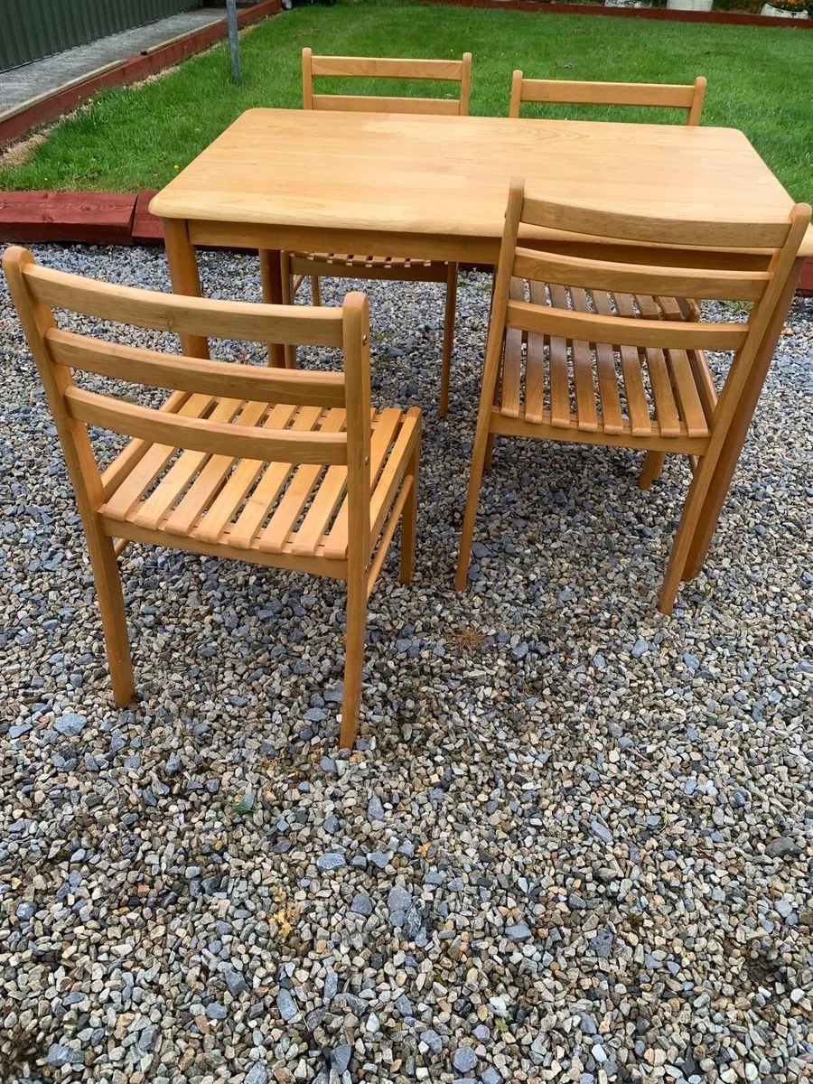 Table and four chairs - Image 3