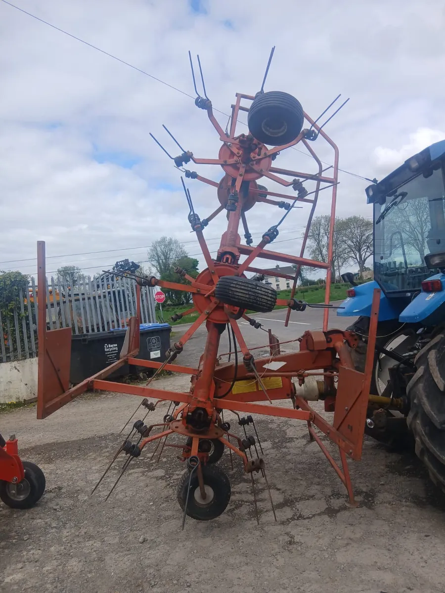 Kuhn 6301 Tedder for sale. - Image 4