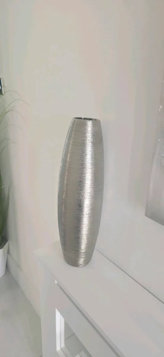 LOOKING FOR the range silver vase - Image 1