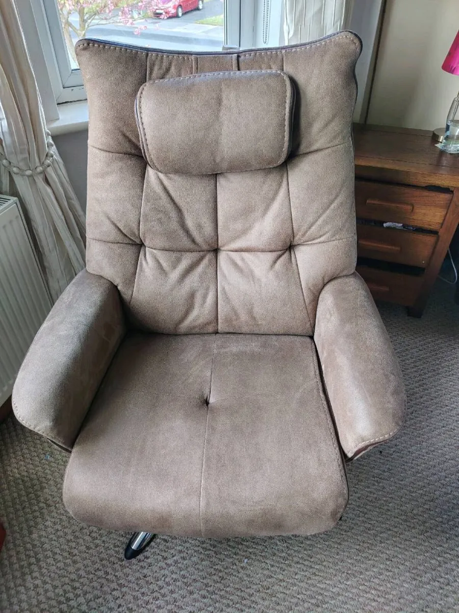 Swivel armchair