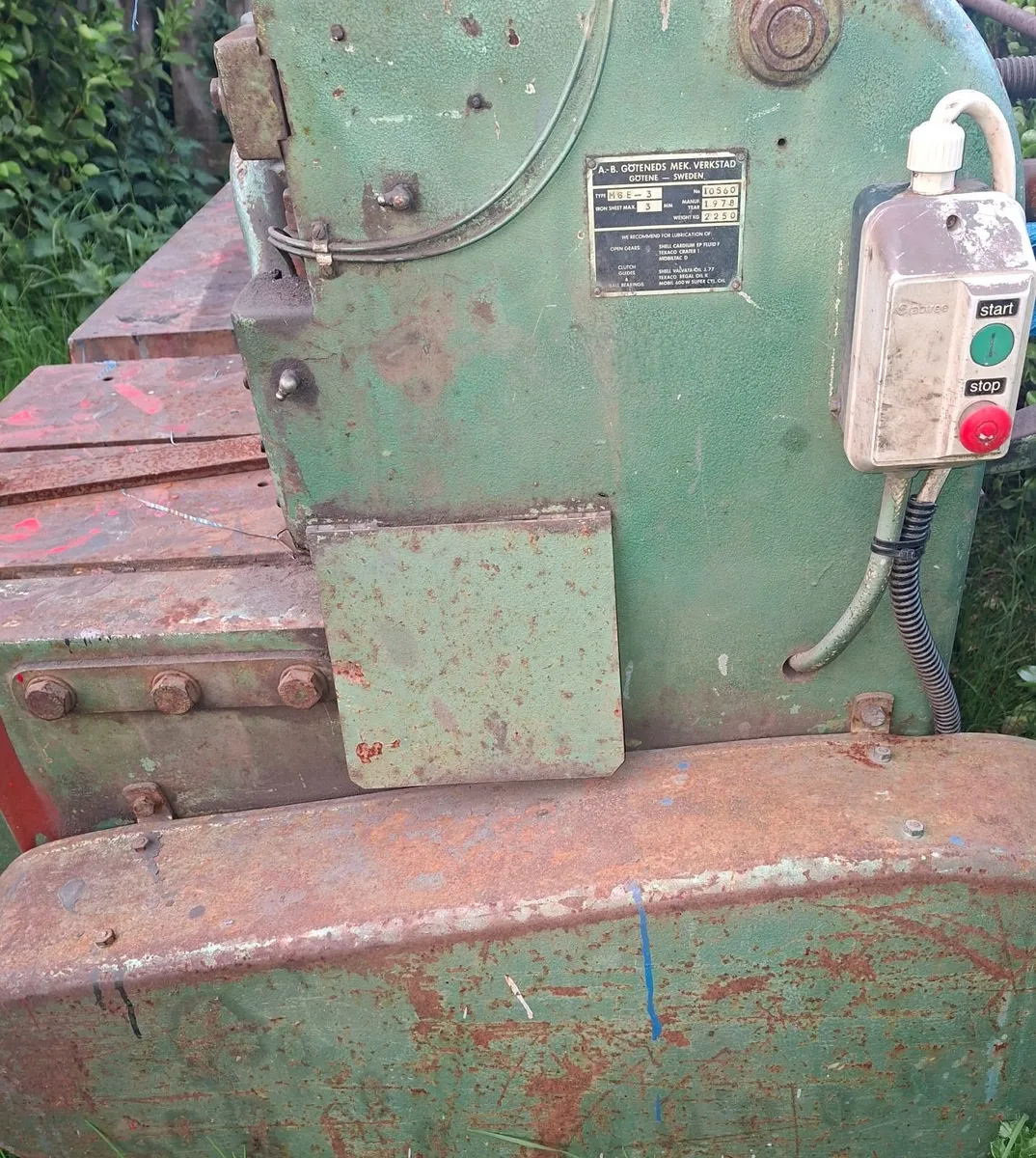 2m guillotine - Image 2