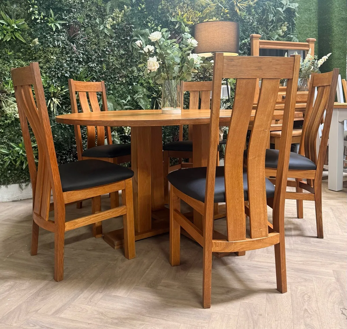 Solid oak kitchen table & 5 chairs - Image 1