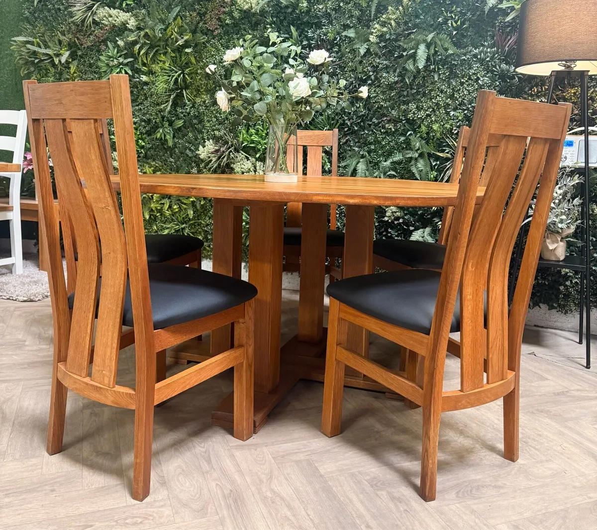 Solid oak kitchen table & 5 chairs - Image 2