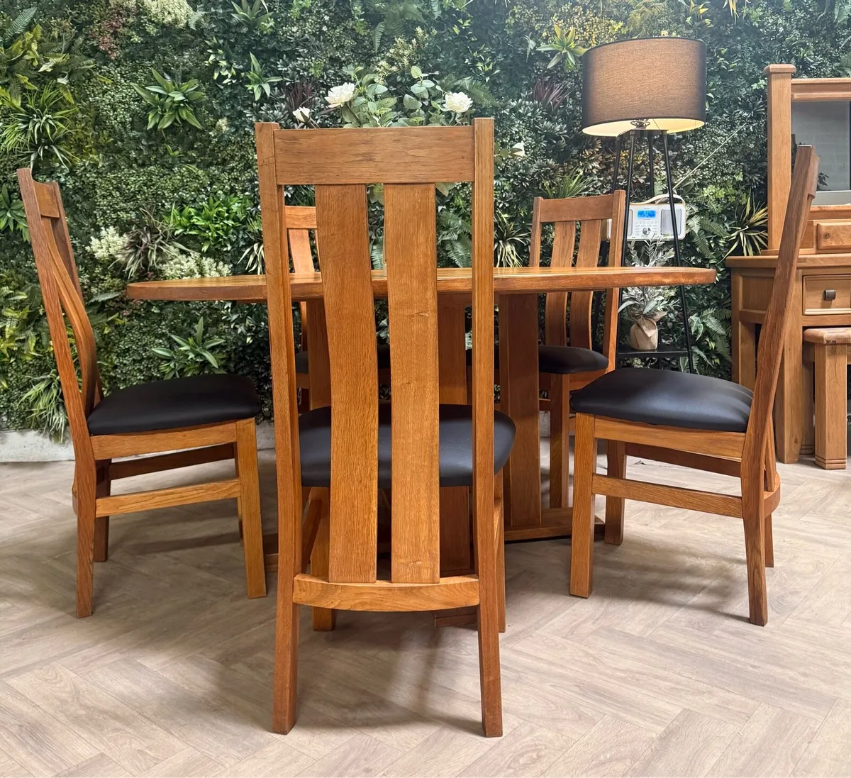 Solid oak kitchen table & 5 chairs - Image 3