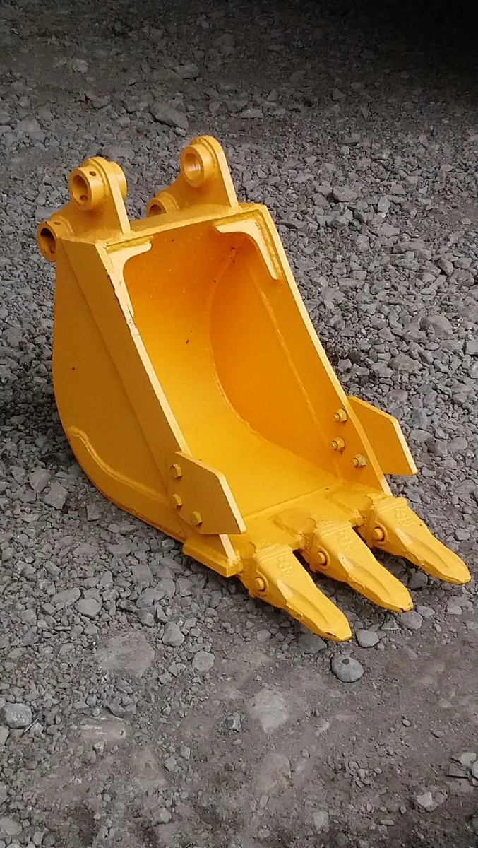 JCB 3 TON DIGGER BUCKET ( 35mm pins ) - Image 1