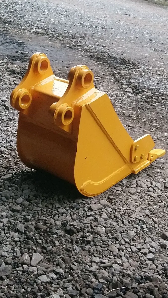 JCB 3 TON DIGGER BUCKET ( 35mm pins ) - Image 2