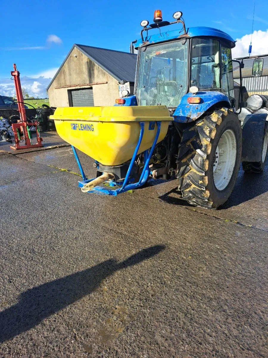 Fertiliser spreader - Image 1
