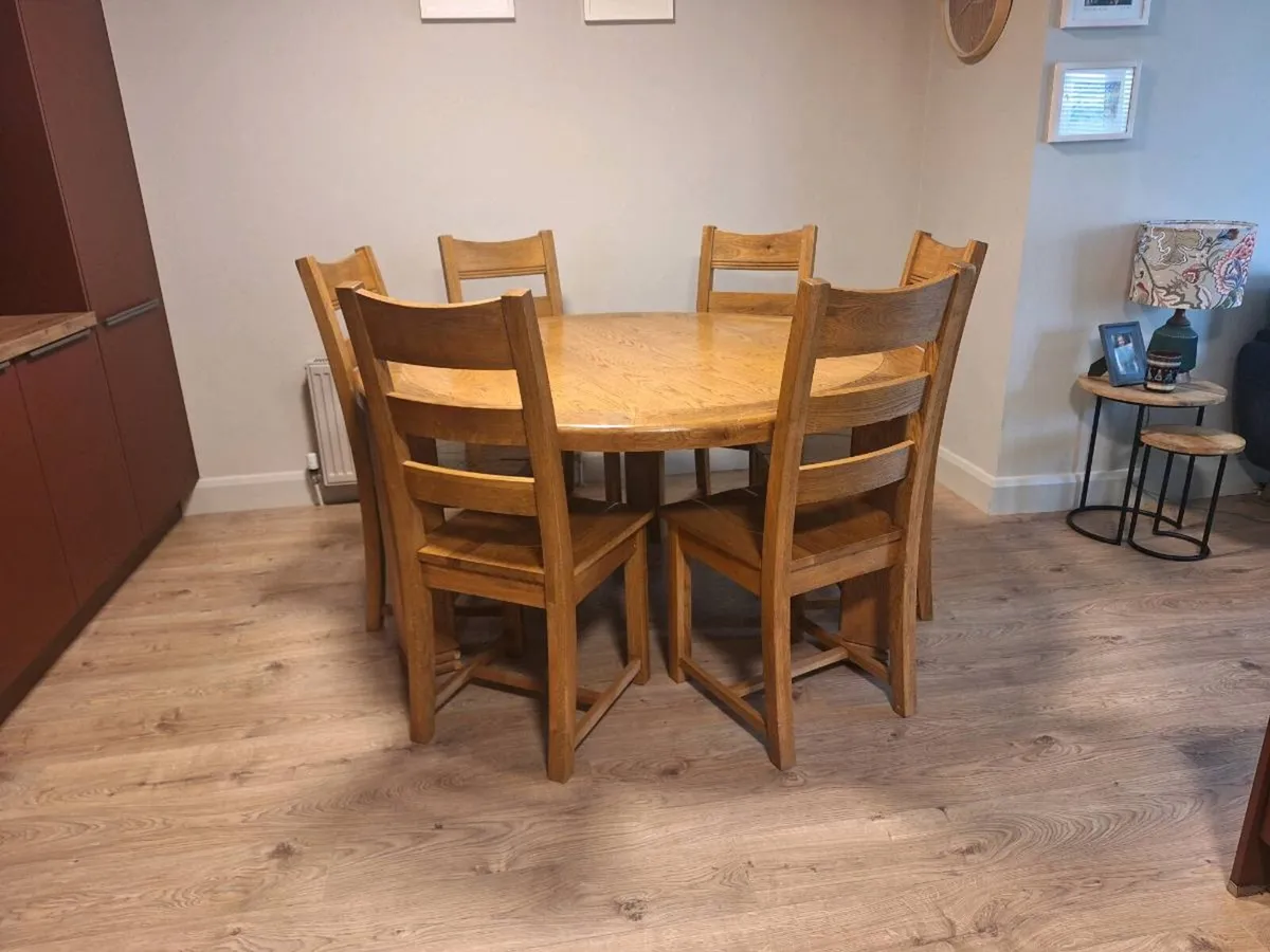 Solid Oak Round Table & 6 Chairs - Image 1