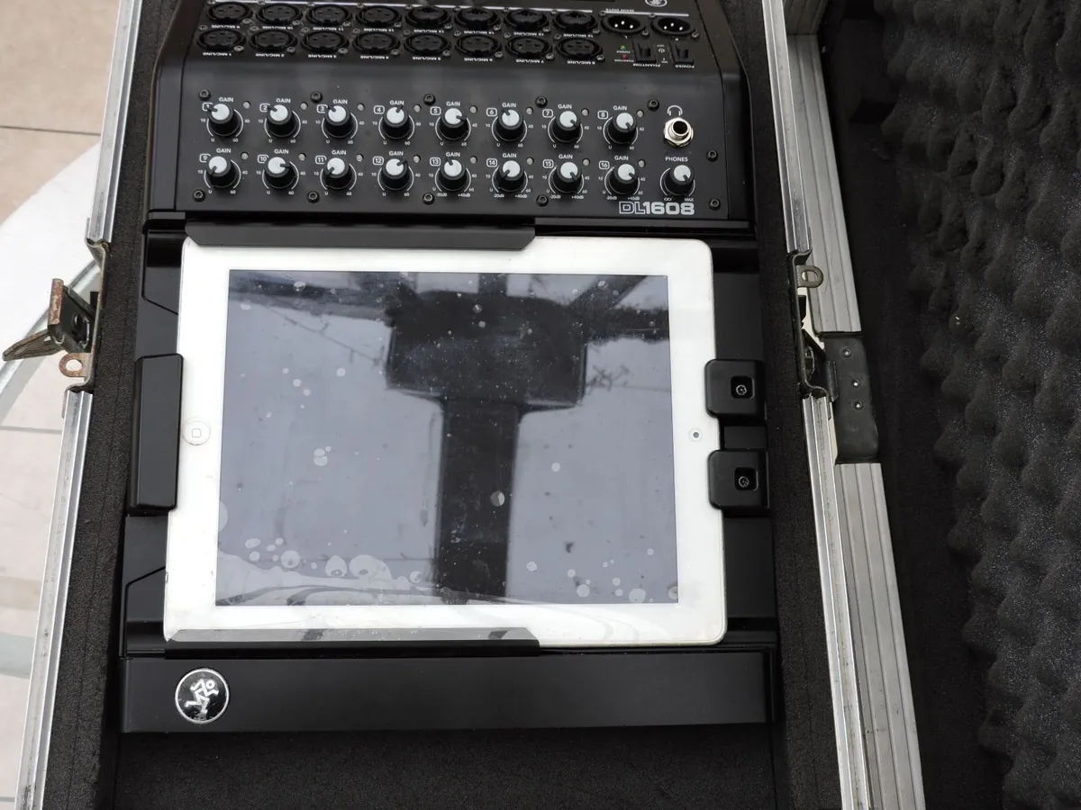 Mackie DL1608 16-Channel Digital Live Sound Mixer - Image 2