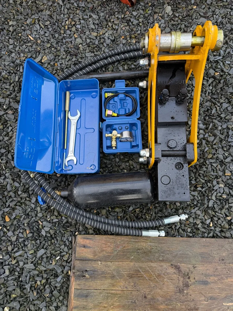 mini digger rock braker - Image 1