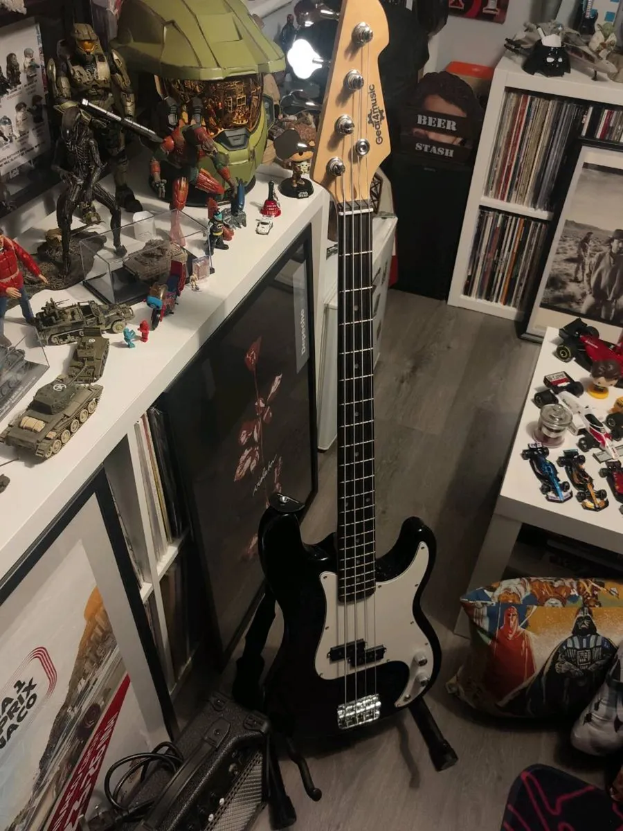 Bass guitar and Amp - Image 1