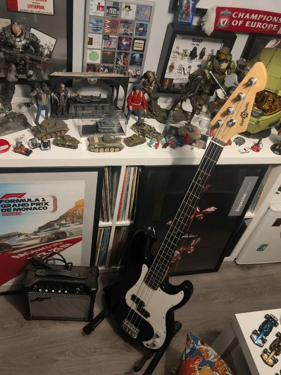 Bass guitar and Amp - Image 2