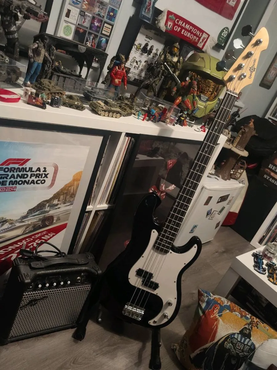 Bass guitar and Amp - Image 3
