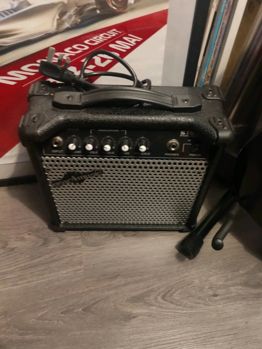 Bass guitar and Amp - Image 4