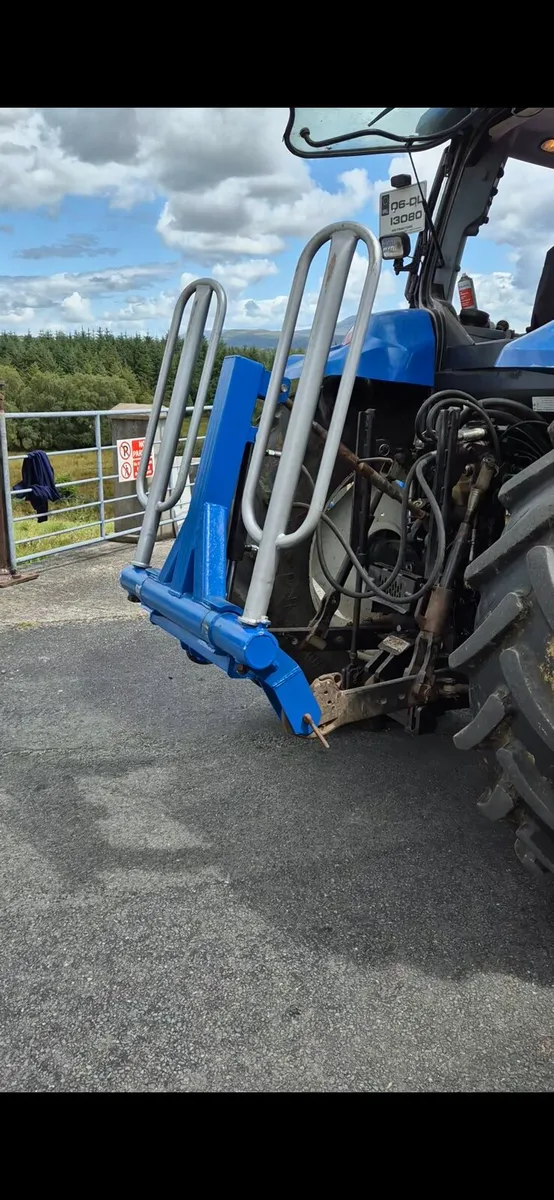 Fold up round bale lifter - Image 1